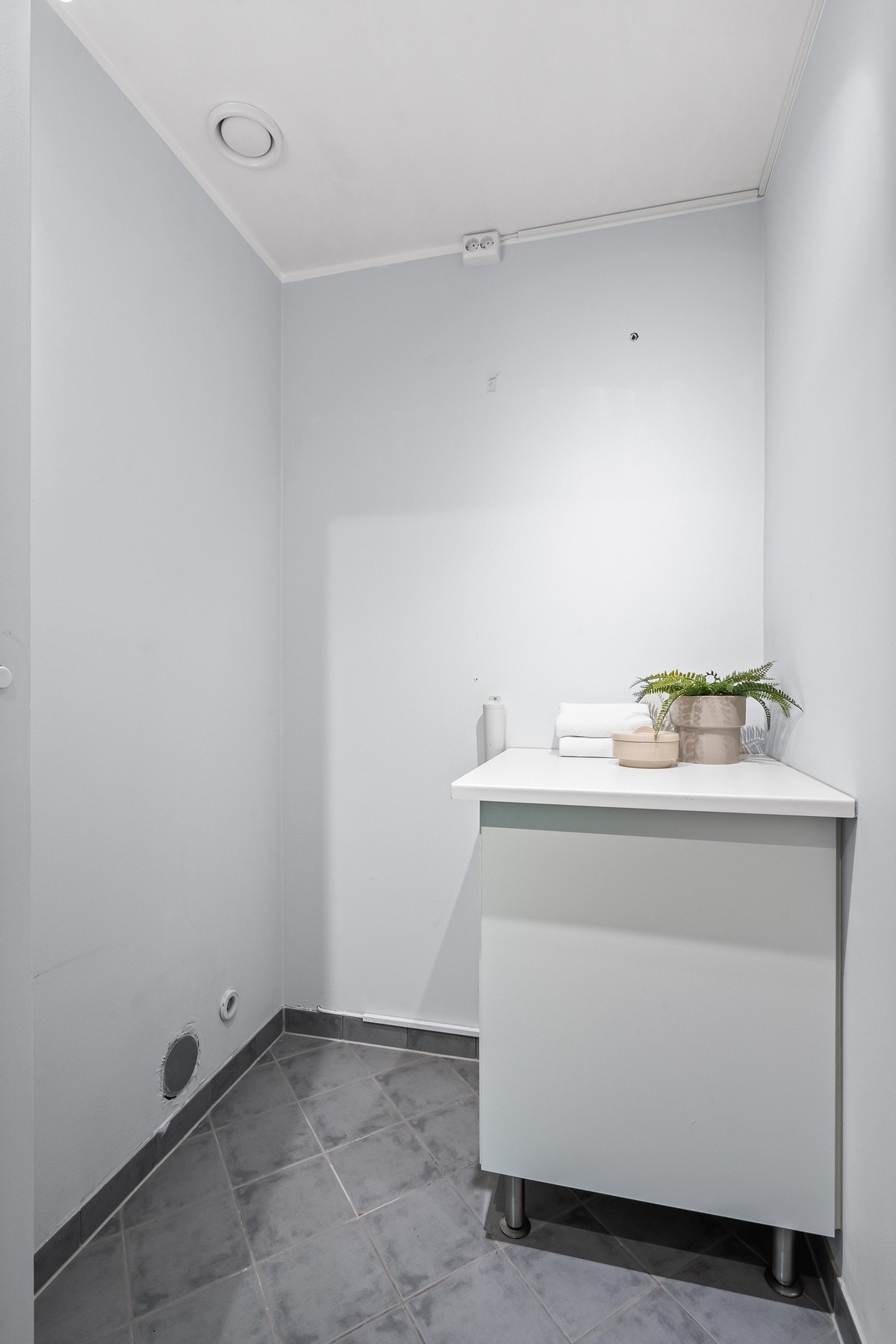 Tidligere wc-rom er gjort om til vaskerom hvor det er opplegg til vaskemaskin. Galleribilde