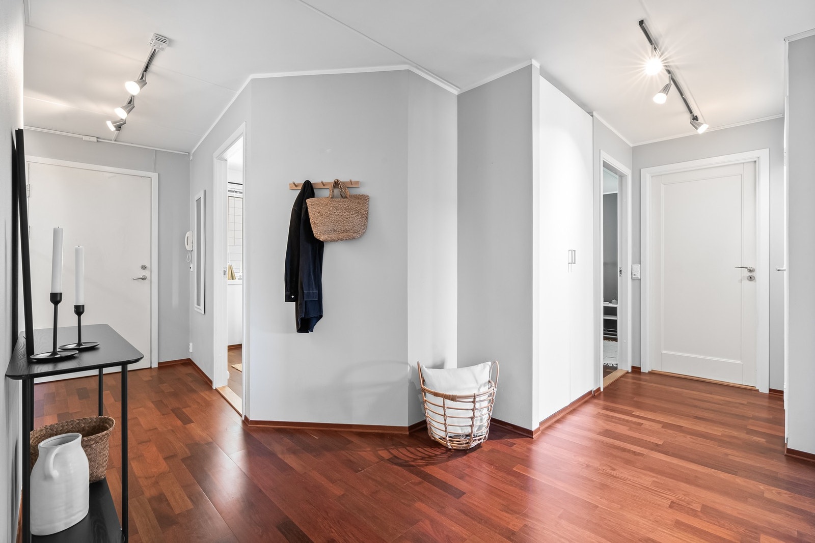 Det er adkomst til alle boligens rom fra entréen. Galleribilde