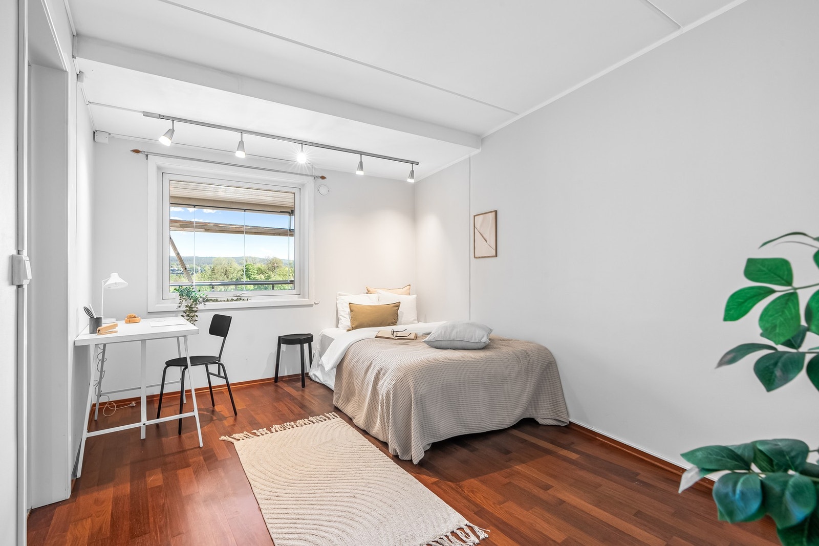 Soverom nr 2 har god størrelse og får inn lysinnslipp fra stor vindusflate. Soverommet har god plass til skrivepult. Galleribilde