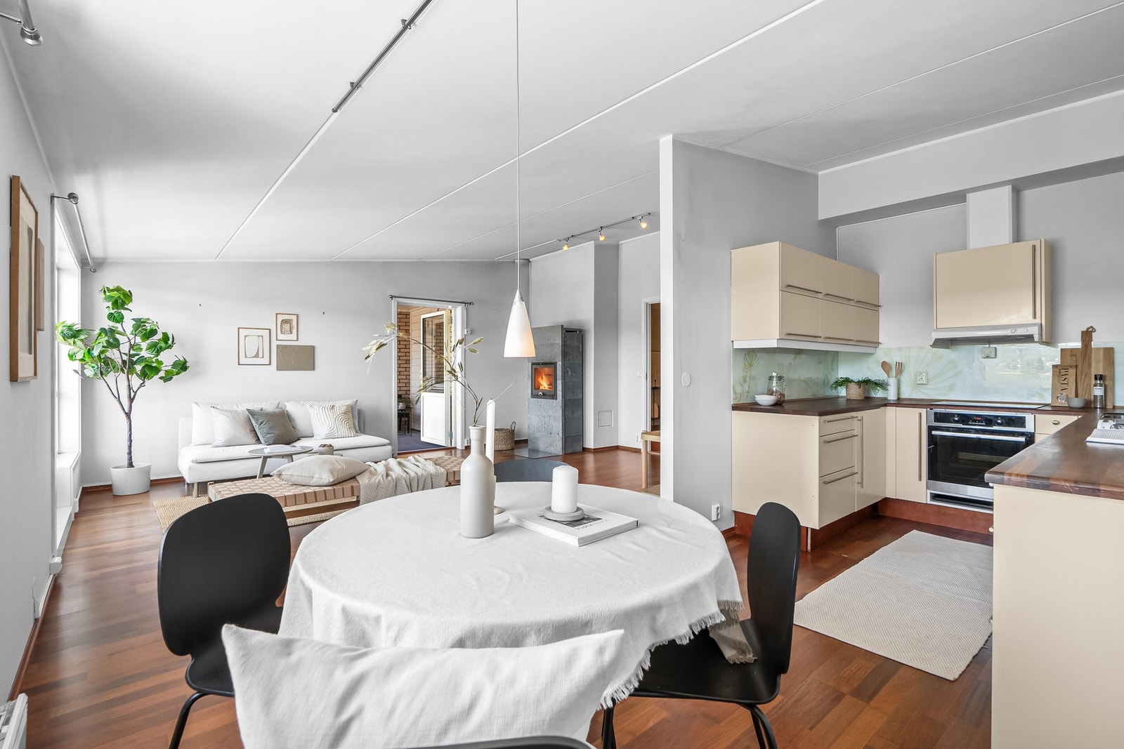 Spisesonen er stor og har god plass til annet ønsket møblement. Galleribilde