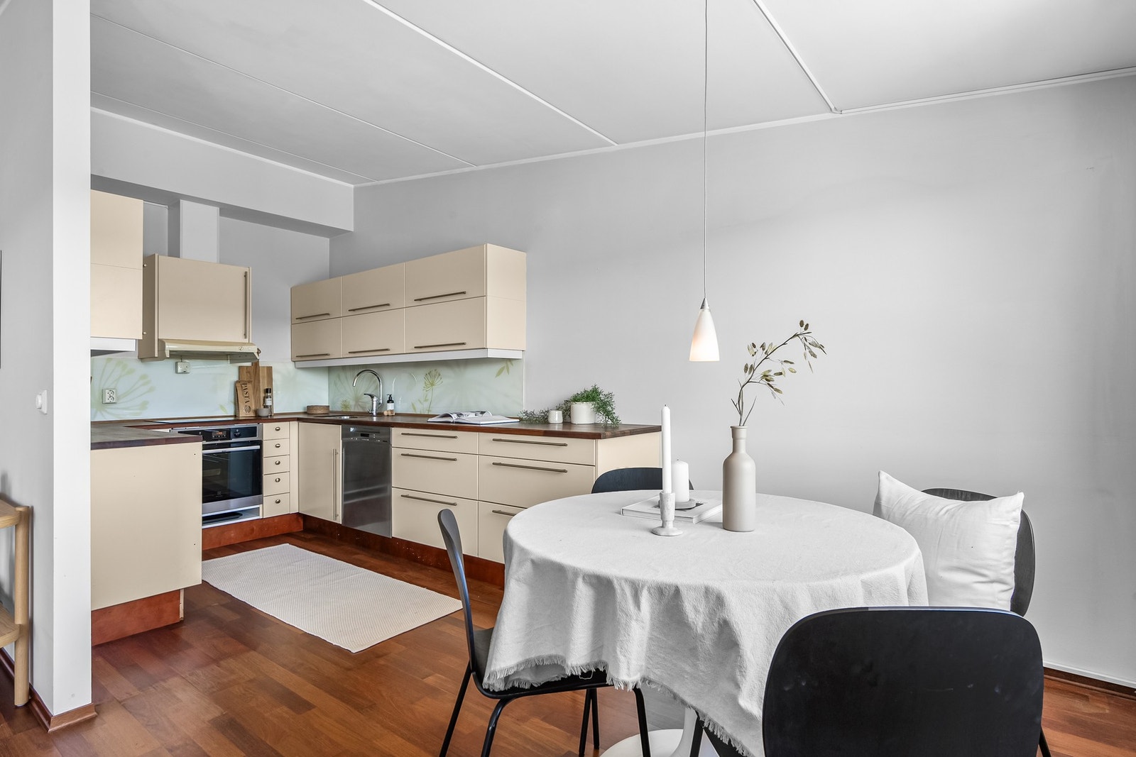 Det er en sosial planløsning som også har gode muligheter for langbord ved behov. Galleribilde
