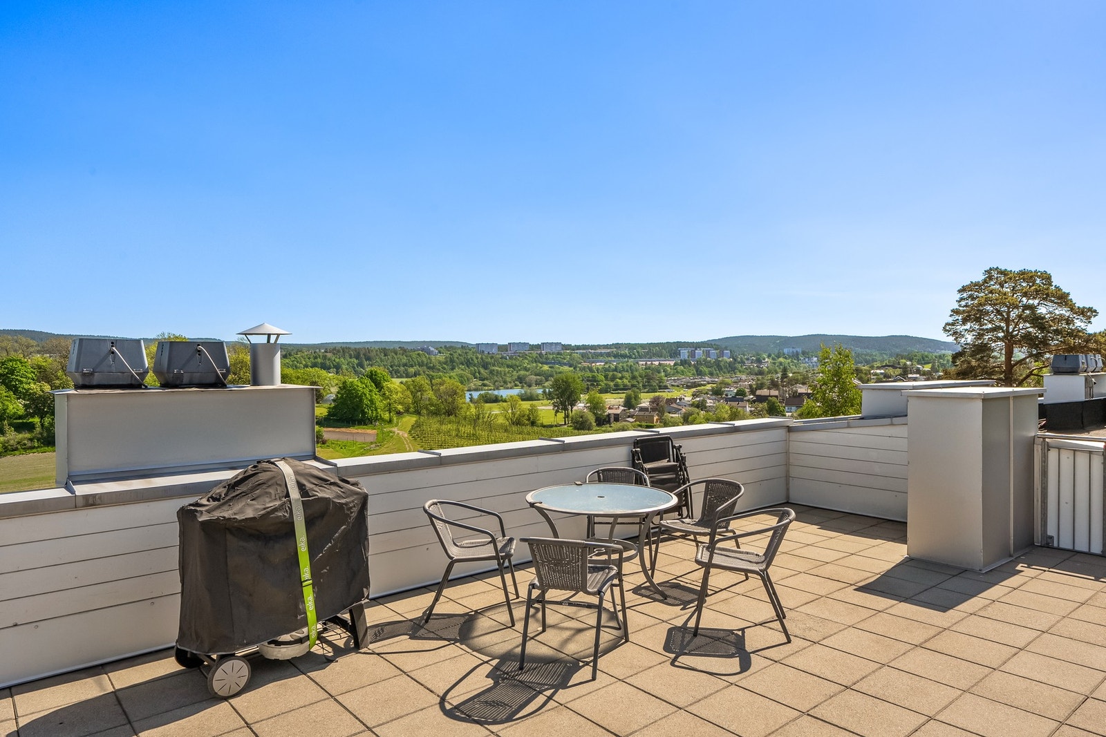 Det er felles takterrasse med ekstremt gode solforhold og god plass for møblering. Her er det perfekt å arrangere bursdager på sommerhalvåret Galleribilde