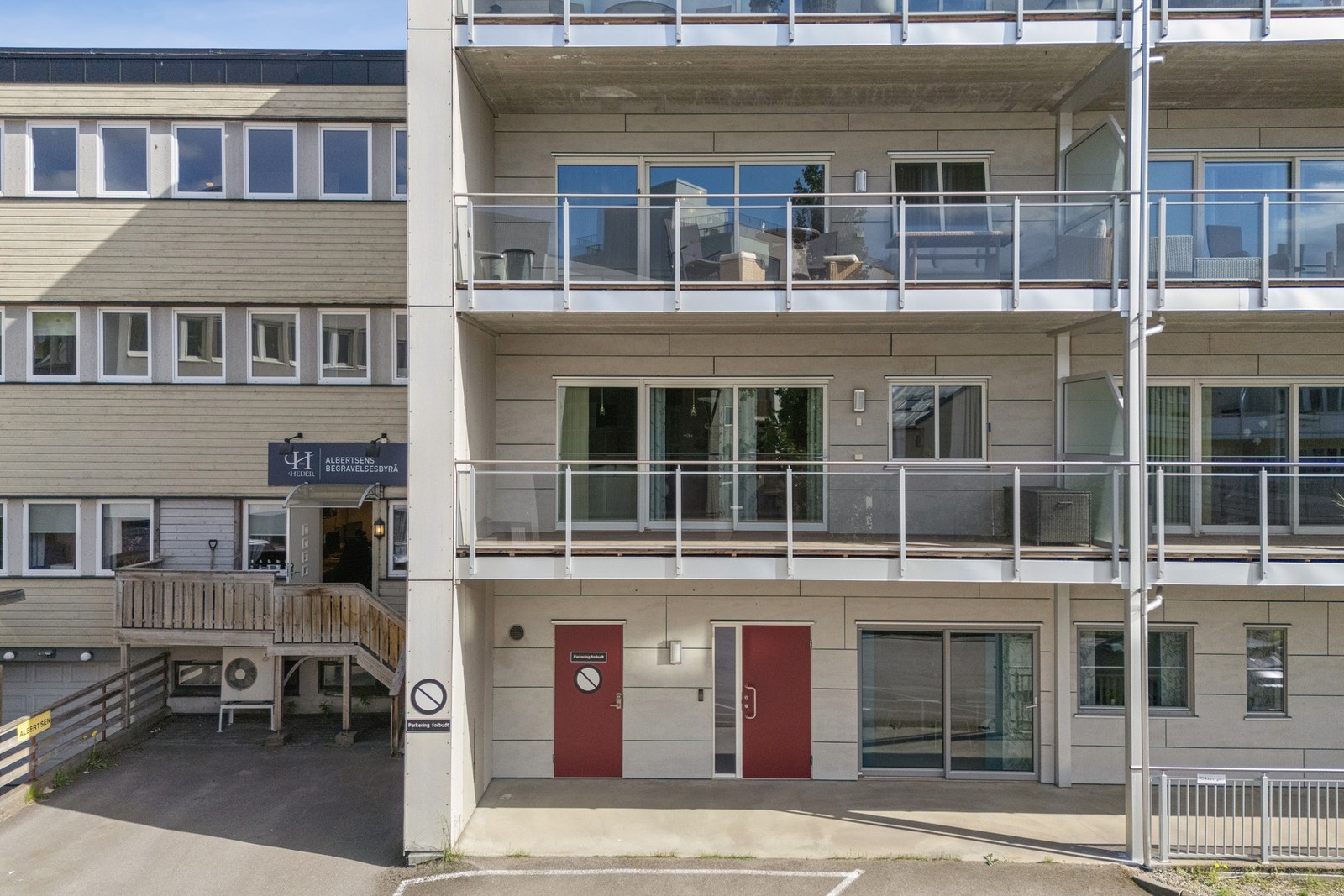 Leiligheten ligger i byggets andre etasje, med enkel adkomst via heis eller trapp. Galleribilde