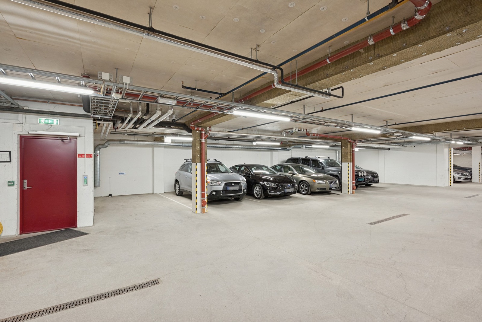 Det medfølger én fast parkeringsplass i felles, lukket garasjeanlegg. Galleribilde
