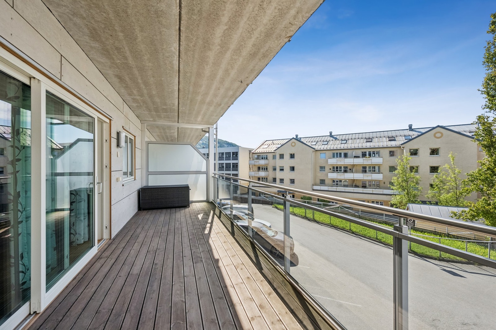 Fra stuen er det utgang til en stor og overbygget balkong med god plass til utemøbler. Galleribilde