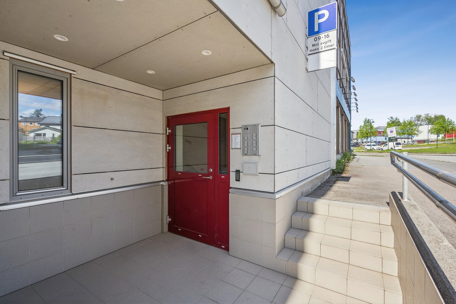 Hovedinngang med porttelefon, som gir en trygg og enkel adkomst. Galleribilde
