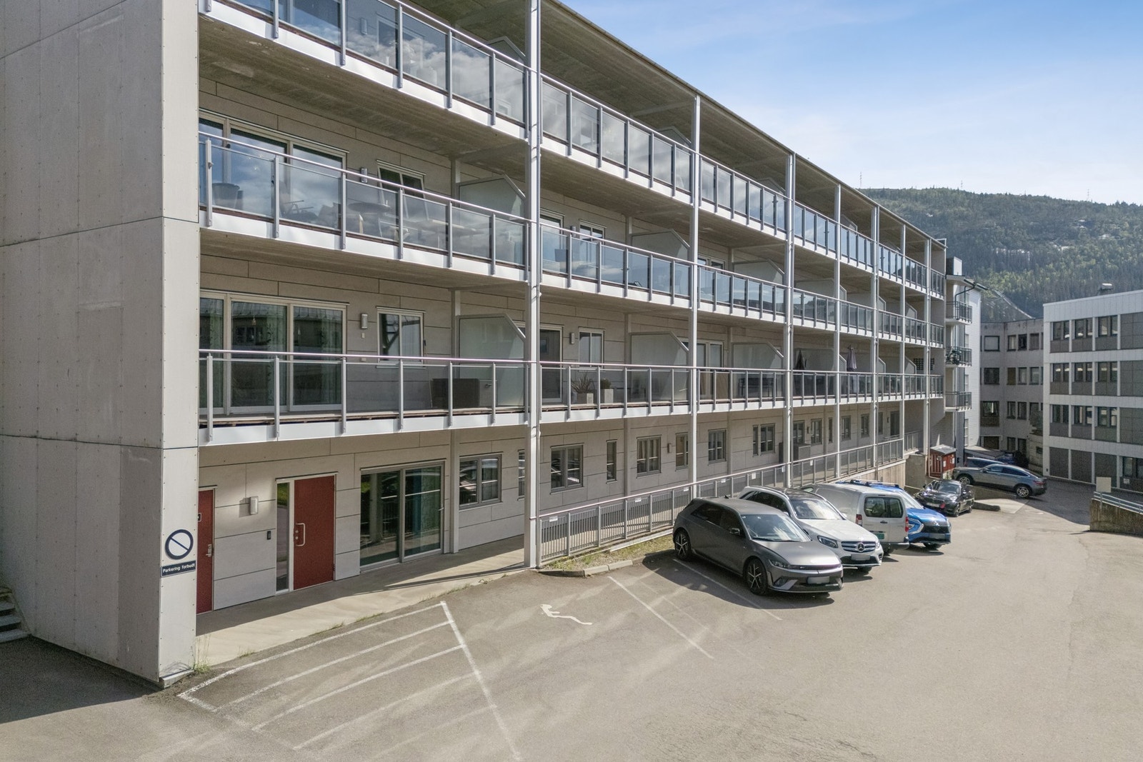 Gode parkeringsmuligheter på eiendommen i tillegg til garasjeanlegget. Galleribilde