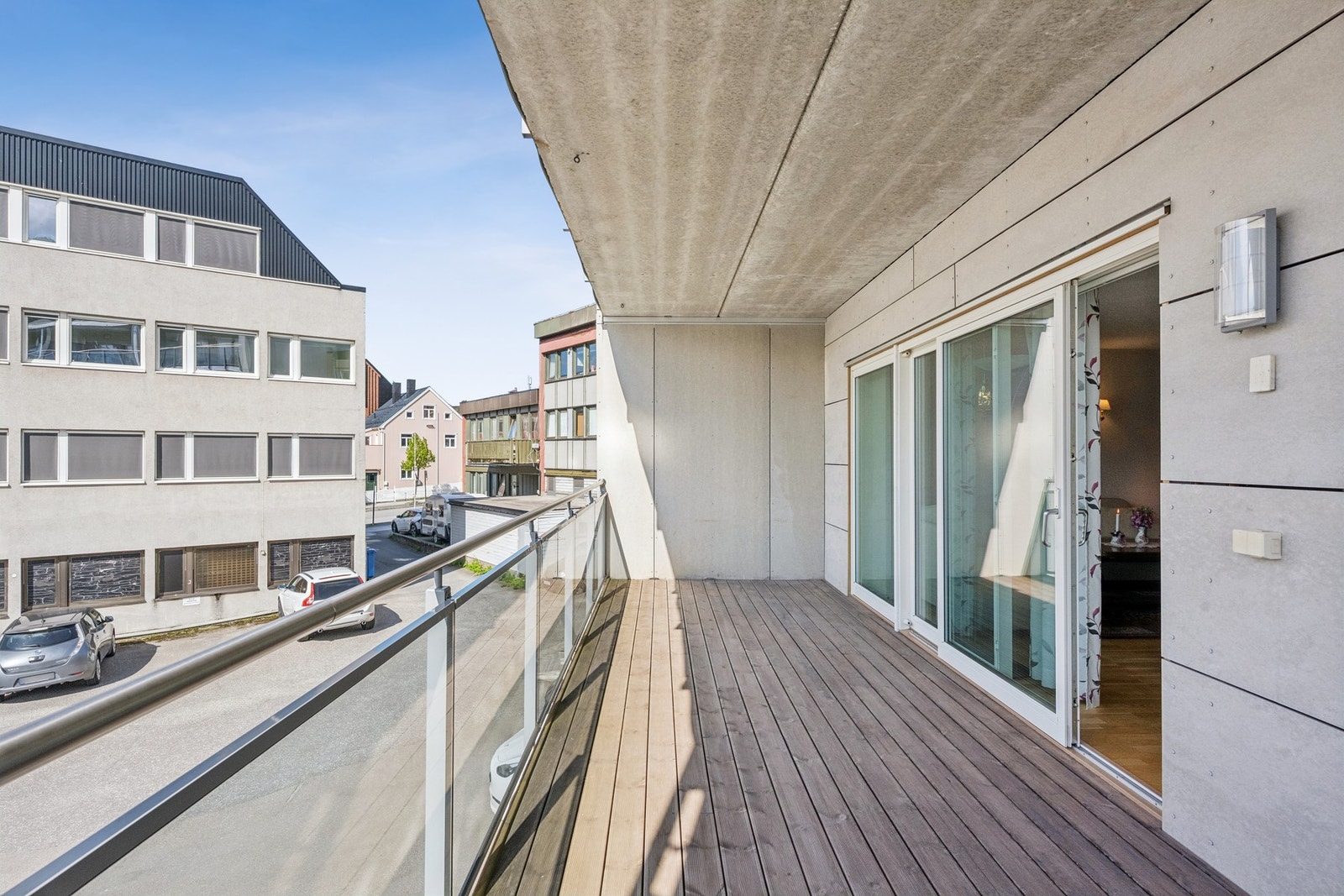 Balkongen er overbygget og har rekkverk i glass, som gir en åpen og luftig følelse. Galleribilde