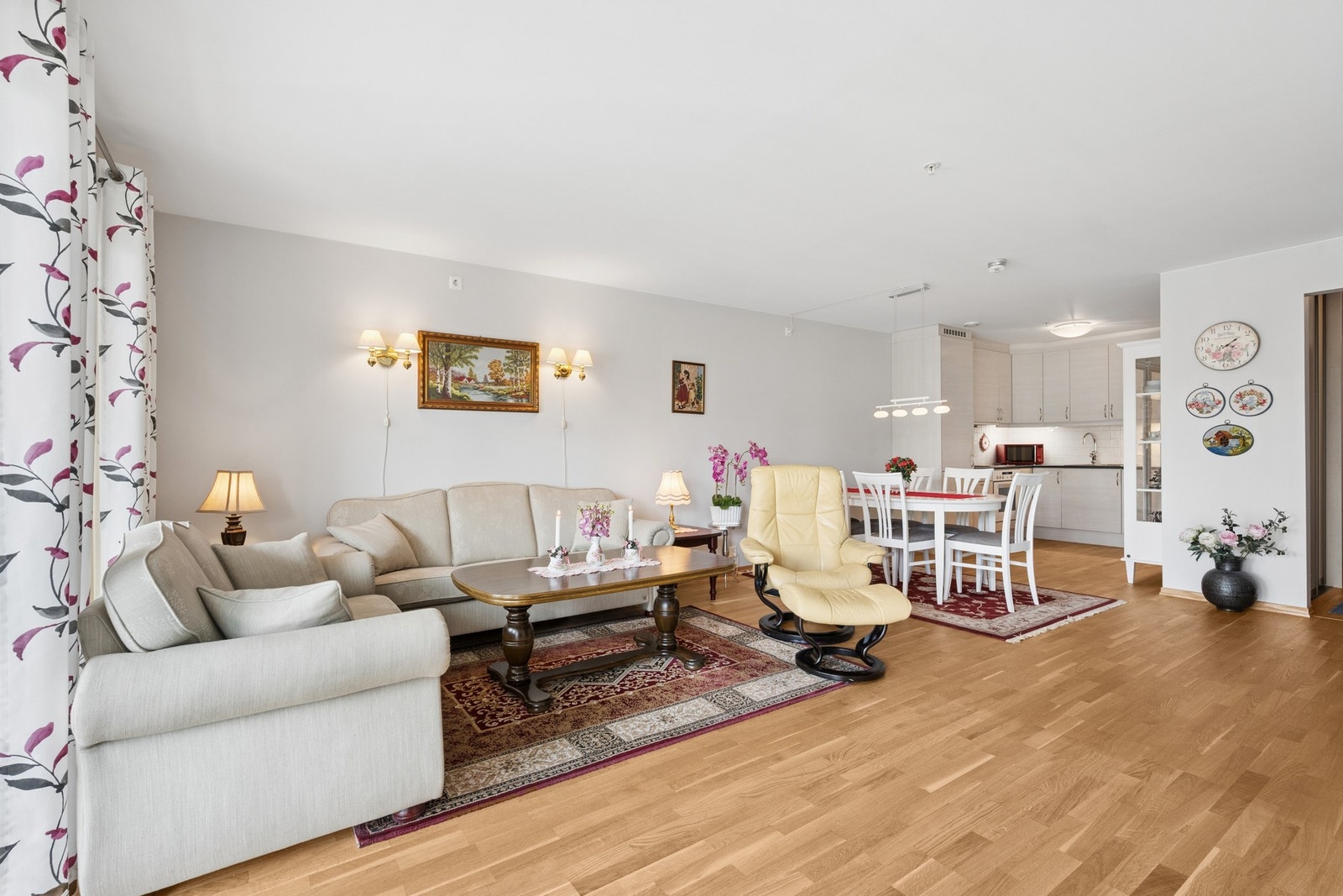 Leiligheten ligger i populære Cirkelgården, et moderne bygg fra 2014 med heis og garasje. Galleribilde