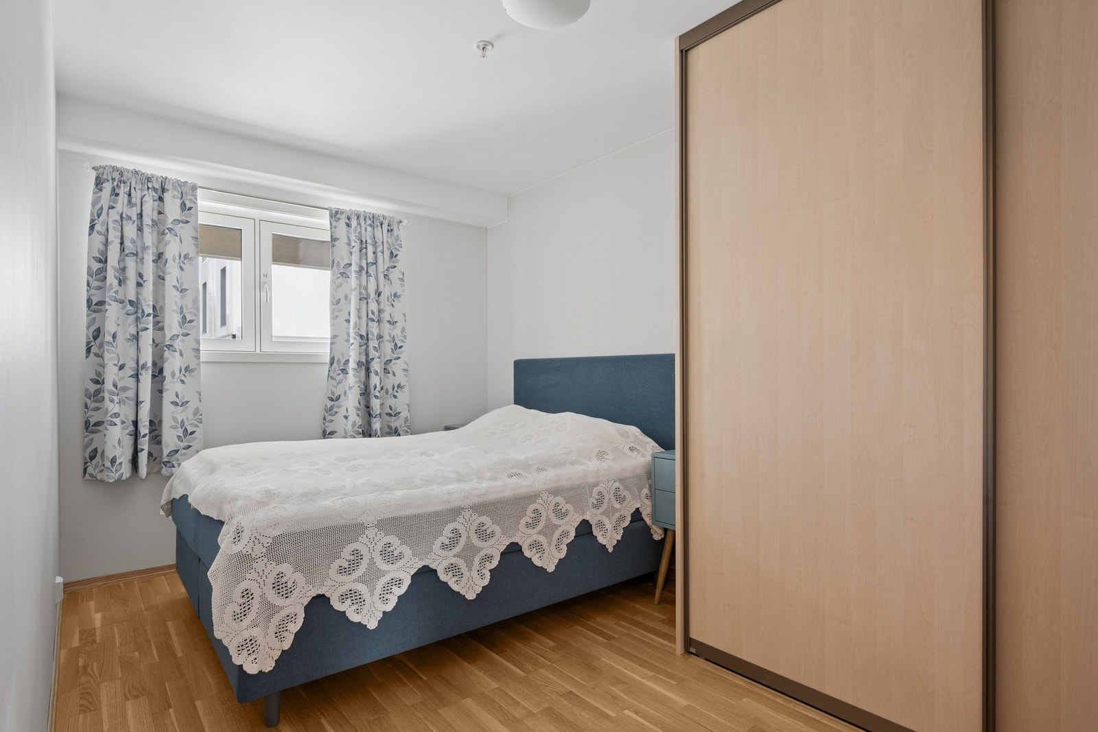 Hovedsoverom med god plass til dobbeltseng og garderobeløsning. Galleribilde
