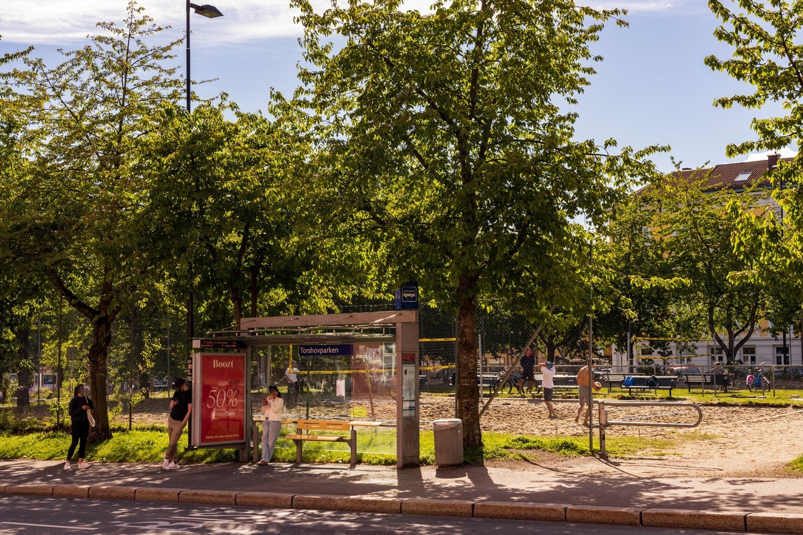 Flere gode bussforbindelser kun en liten spasertur unna. Torshovparken og Københavngata busstopp er blant de nærmeste. Galleribilde
