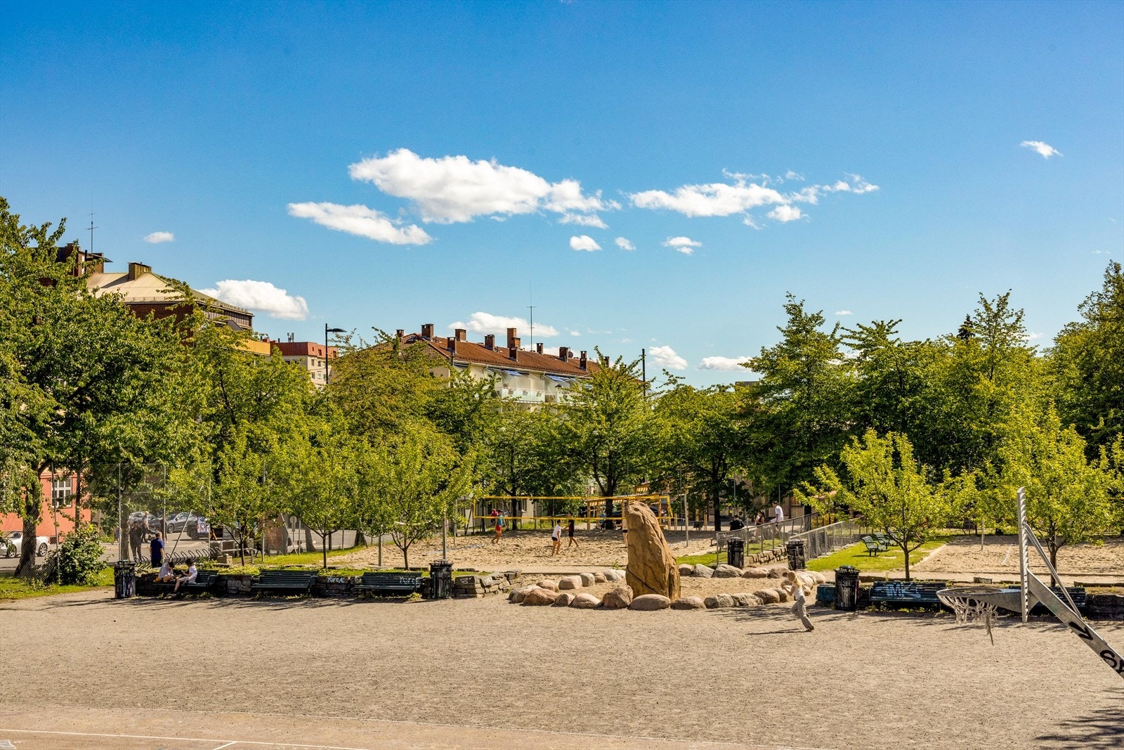 Lilleborgbanen med sandvolleyballbaner, basketballbane og minigolf ligger kun en kort spasertur fra leiligheten. Galleribilde