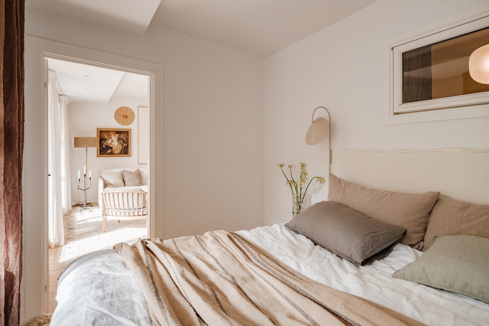 Rommet vender inn mot rolig bakgård. Galleribilde
