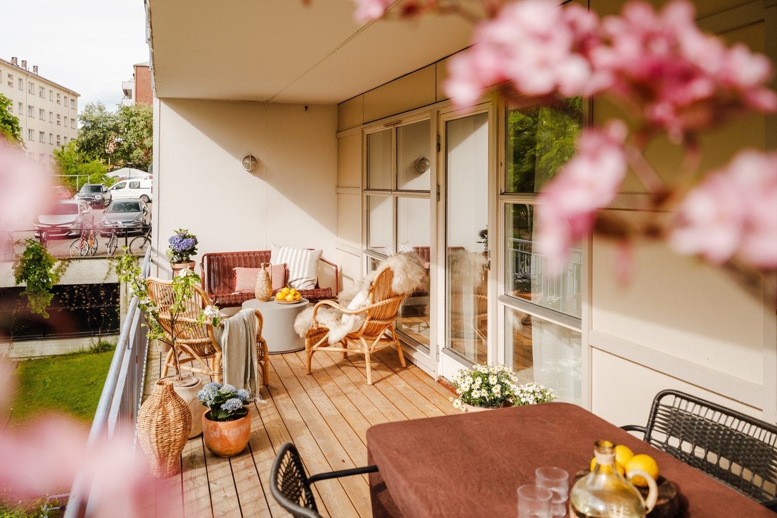 Denne store og helt fantastisk flotte balkongen er en virkelig idyll i sommerhalvåret! Galleribilde