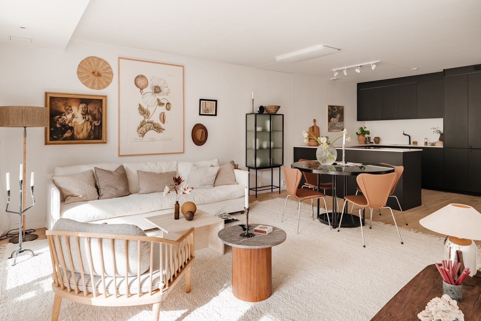 Leiligheten har en åpen og moderne stue- og kjøkkenløsning som bidrar til en sosial og funksjonell planløsning. Galleribilde