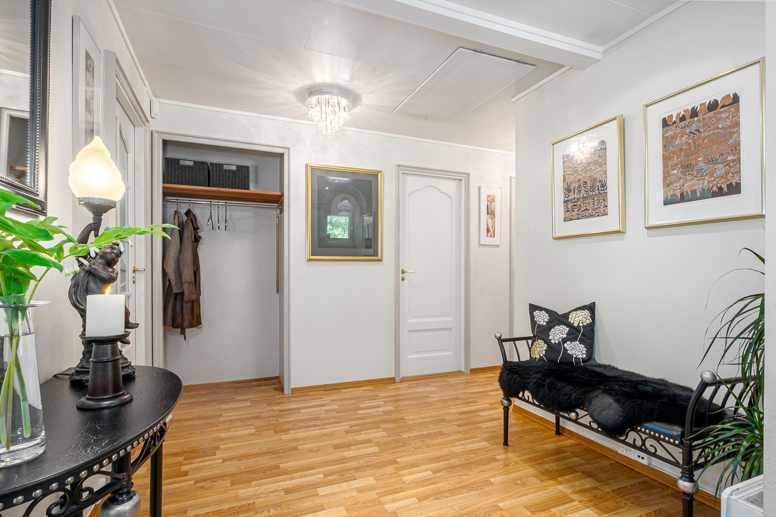 Videre er en innebygd garderobenisje med ekstra opphengs- og oppbevaringsplass. Herfra er det også adkomst til kaldloft. Galleribilde