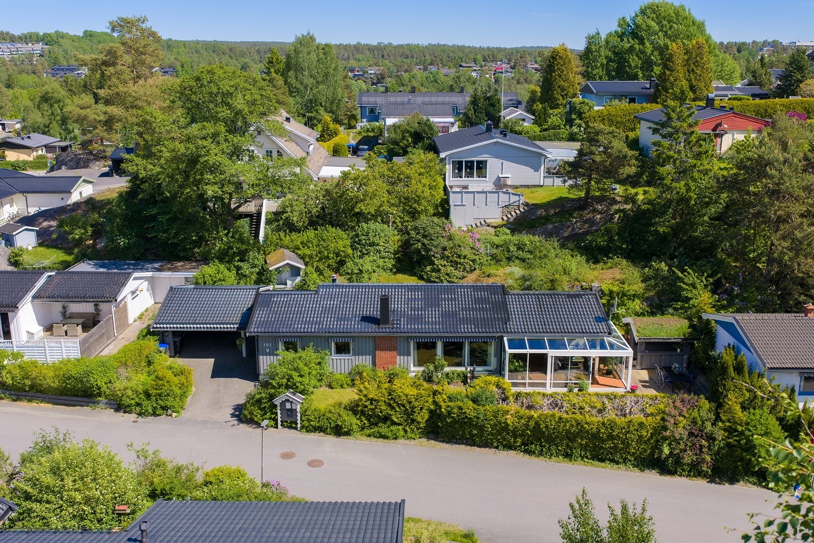 Her bor du skjermet til i fredelige Mosseskogen, som et av de siste husene i blindvei, med turstier rett utenfor døren. Galleribilde