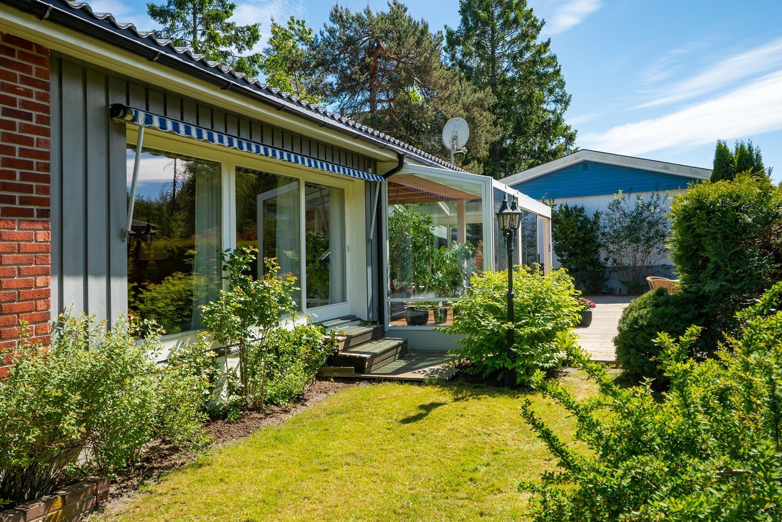 Fra stuen er det skyvedør ut til hagen, med naturlig adkomst videre til terrassen. Galleribilde