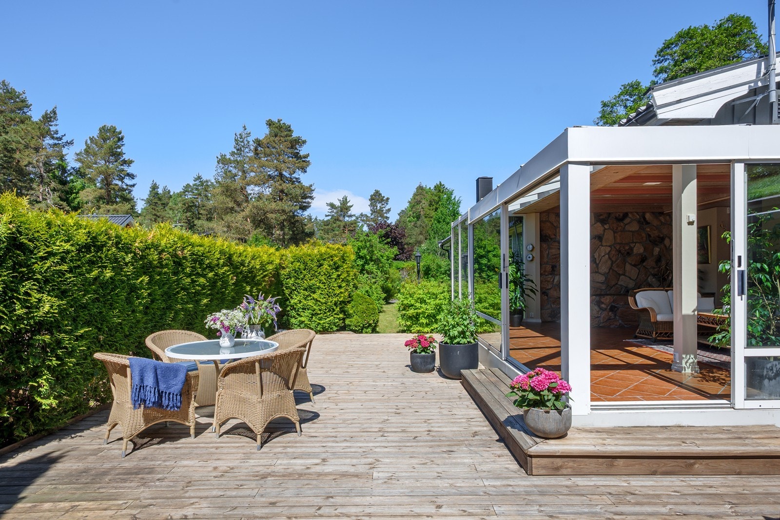 Den sydvestvendte terrassen ligger i tilknytning til vinterhagen og nås også via skyvedør fra stuen. Galleribilde