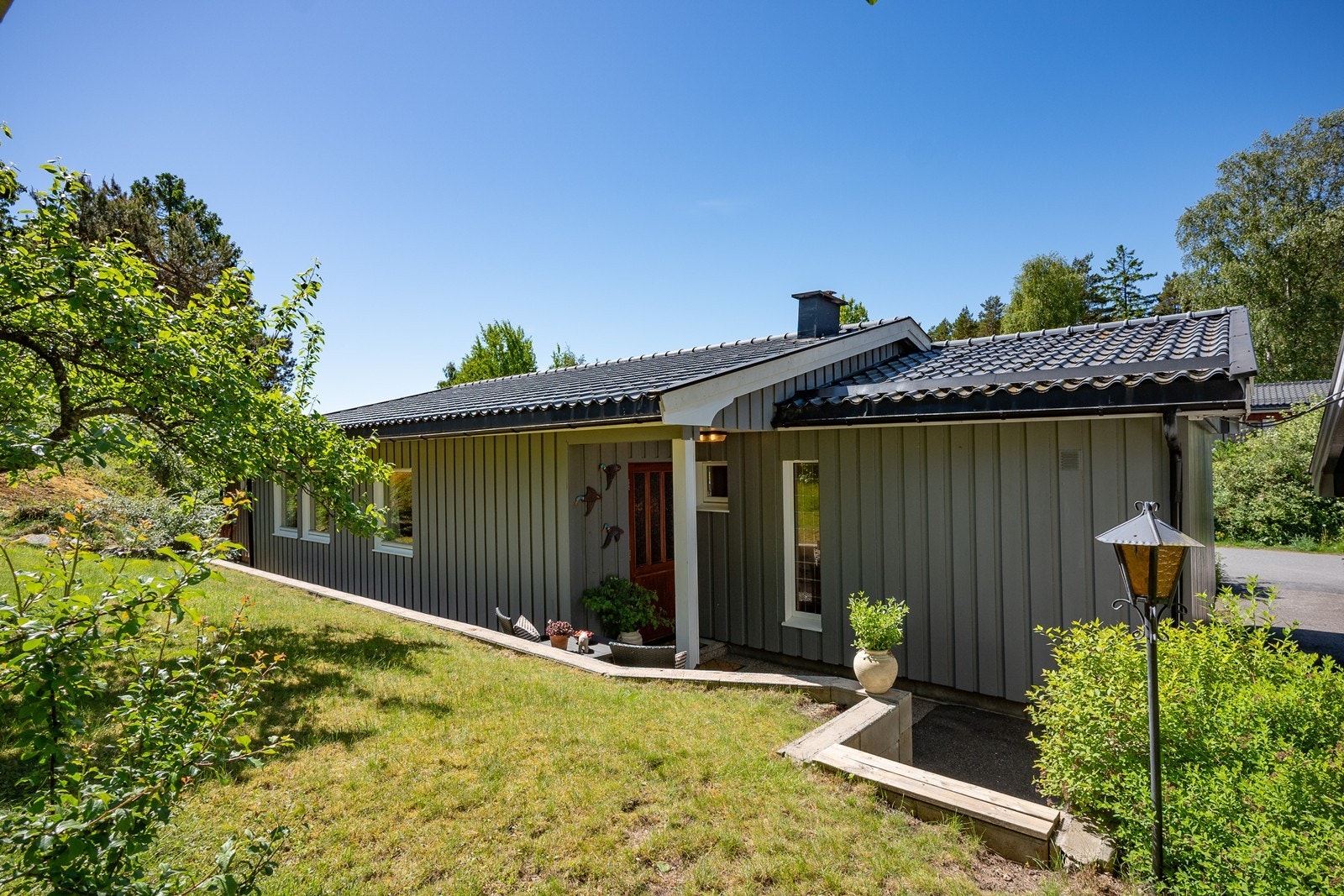 Med hage på to sider av boligen får du grønne uteområder og solforhold gjennom dagen. Galleribilde