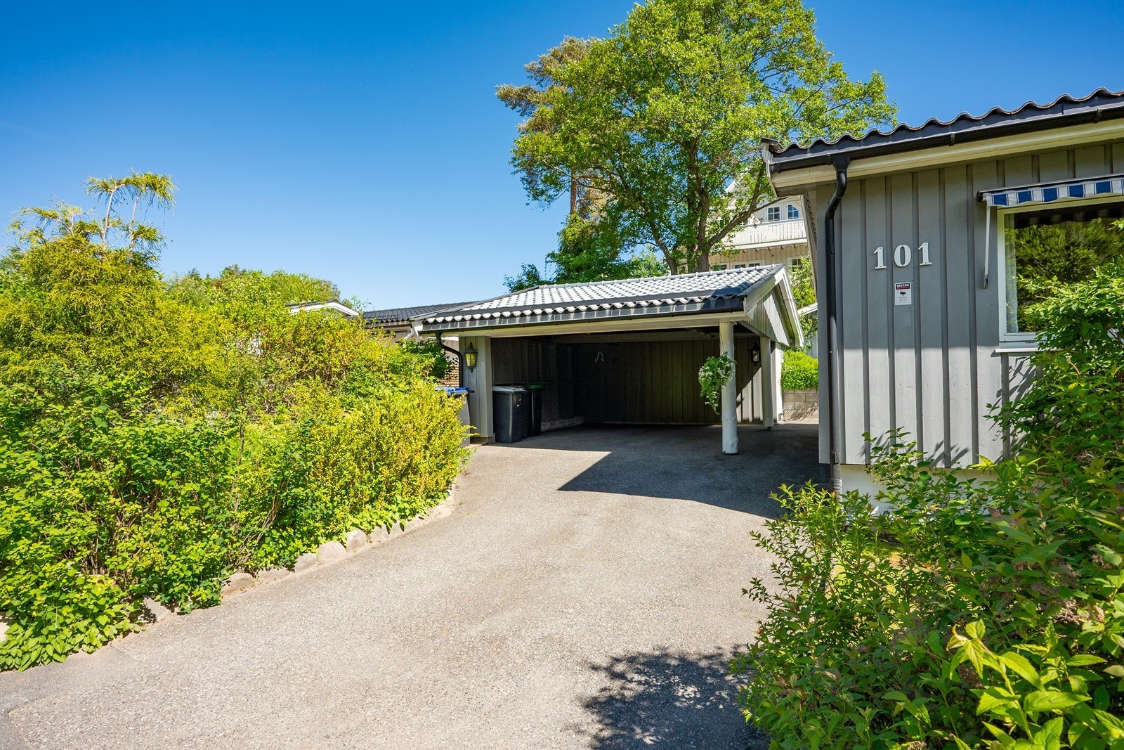 I bakkant av carporten er det en bod på 9 kvm med strømuttak. Galleribilde