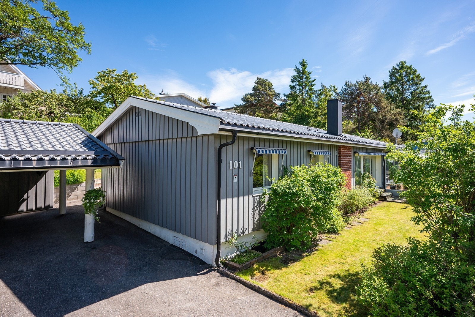 Det er gode parkeringsmuligheter i dobbel carport og på asfaltert gårdsplass. Galleribilde
