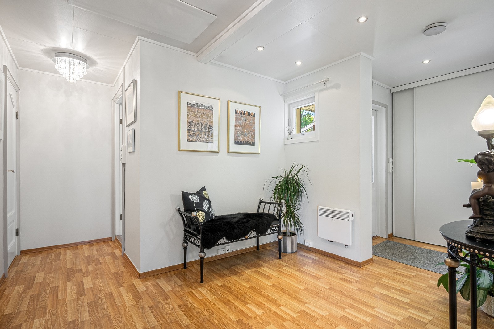 Entréen gir et godt førsteinntrykk og leder naturlig videre til boligens oppholdsrom. Her er det parkettgulv, downlights og god oppbevaringsplass i skyvedørsgarderobe. Galleribilde