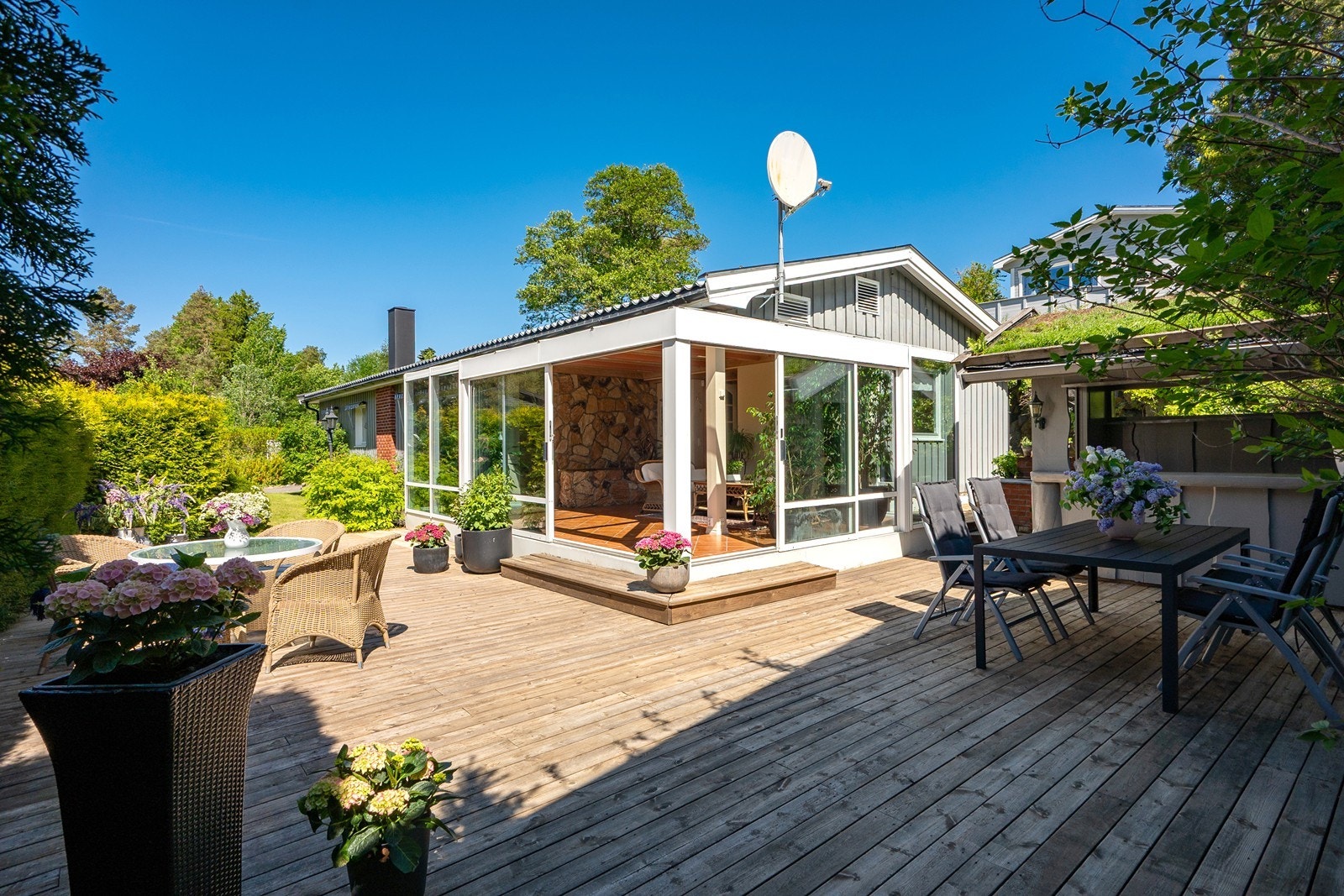 Terrassen strekker seg rundt vinterhagen og byr på gode solforhold, flere sittegrupper og en skjermet atmosfære. Galleribilde