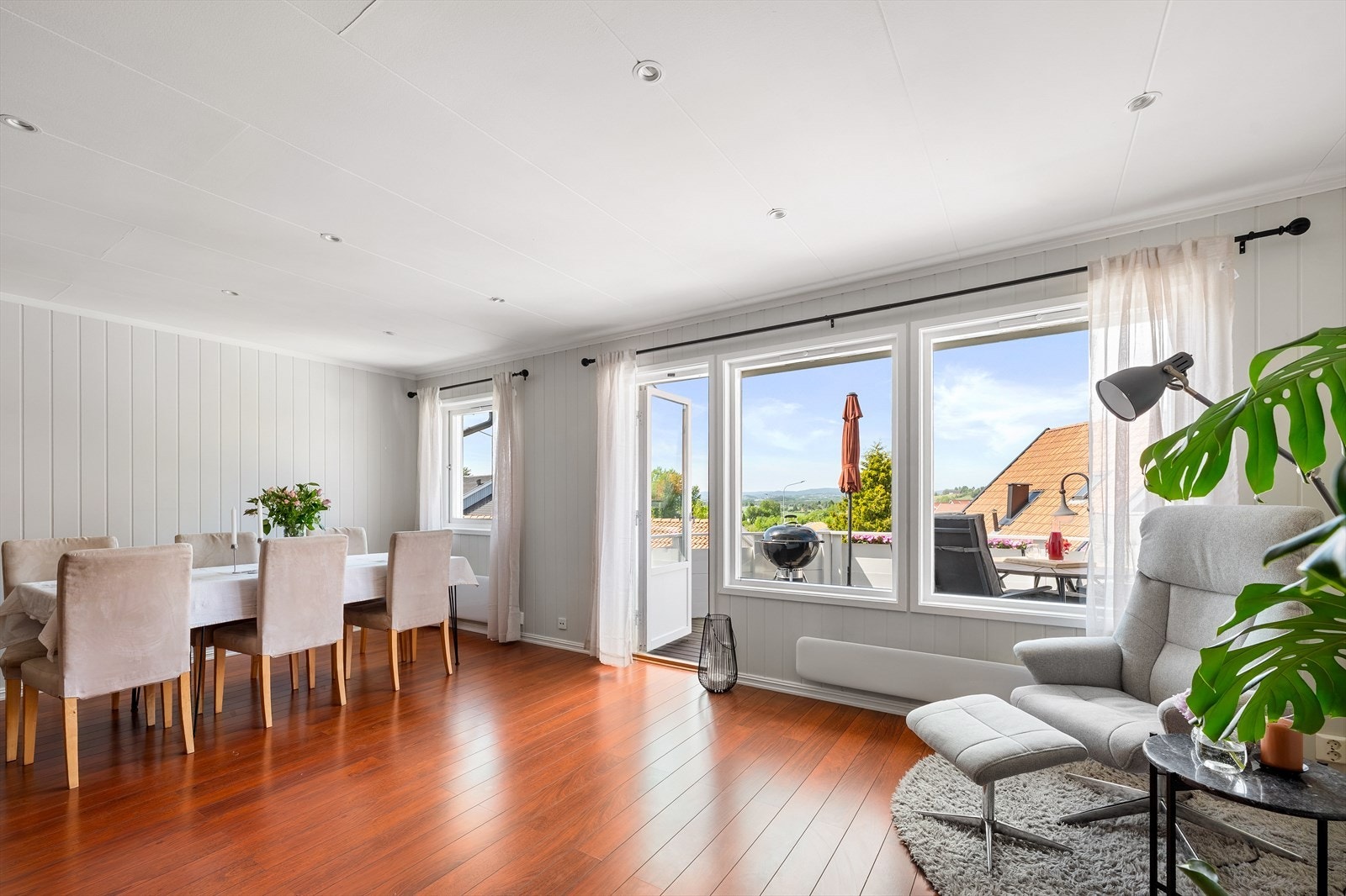 Fra stuen er det direkte utgang til verandaen. Galleribilde