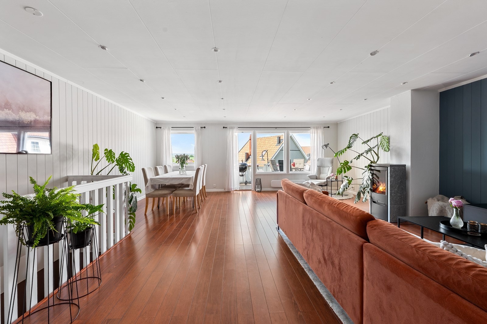 Stuen fremstår som lys og innbydende med store vindusflater som slipper inn rikelig med dagslys og bidrar til en luftig og behagelig atmosfære. Galleribilde