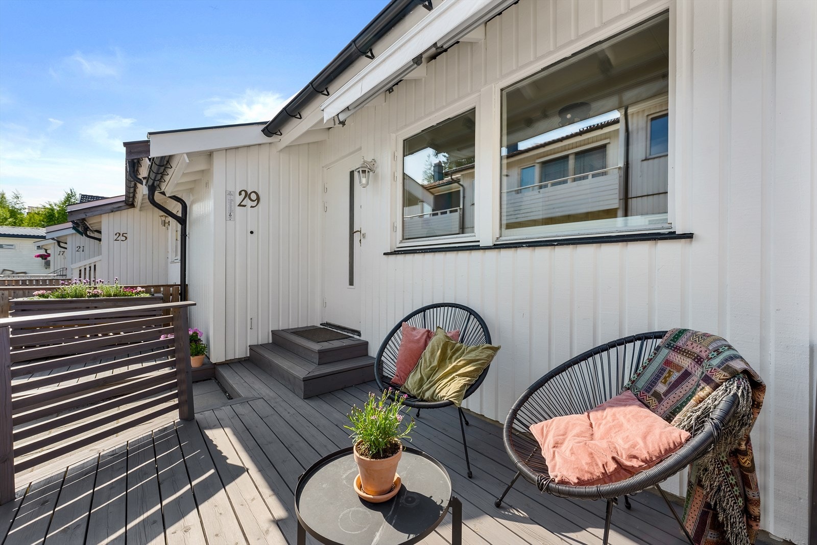 Inngangsparti med terrasse. Galleribilde