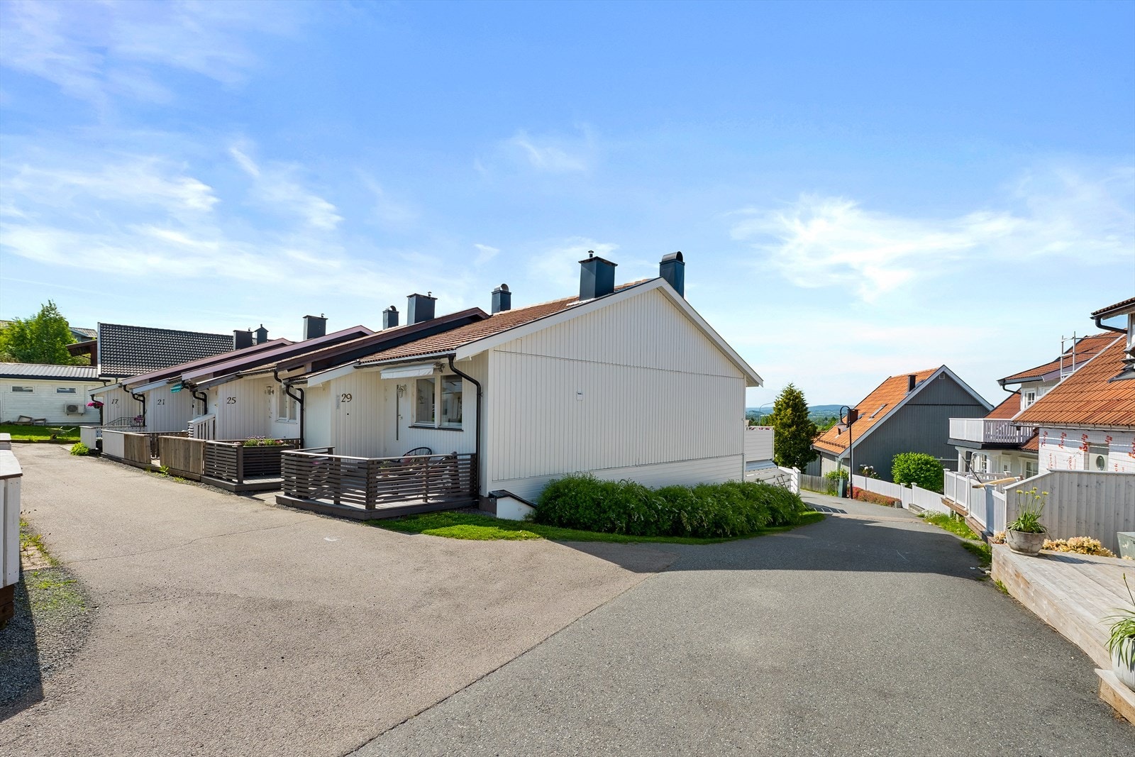 Trivelig enderekkehus i et barnevennlig område. Galleribilde