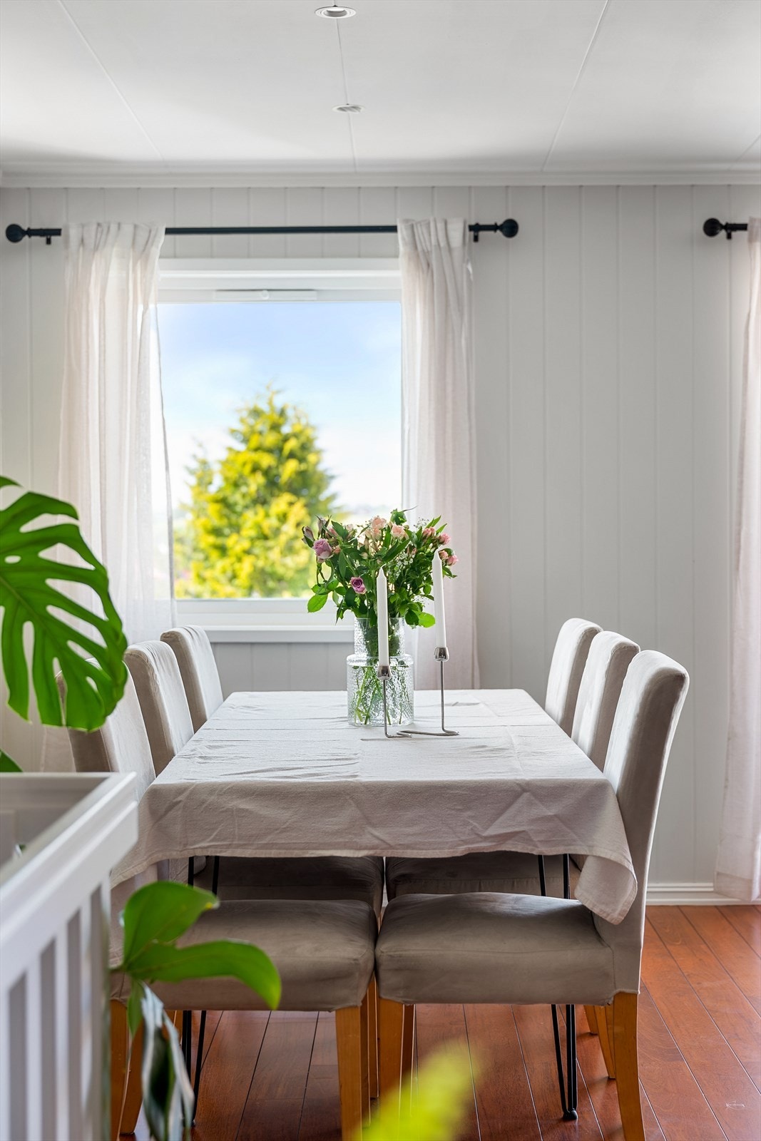 Vinduene gir utsyn over nærområdet. Galleribilde