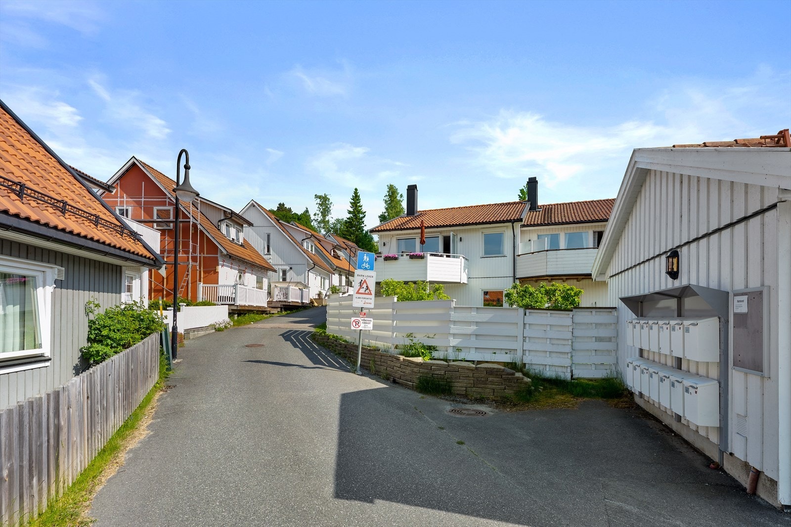 Boligen ligger i et etablert og rolig nabolag, med kort vei til skoler og barnehager. Galleribilde
