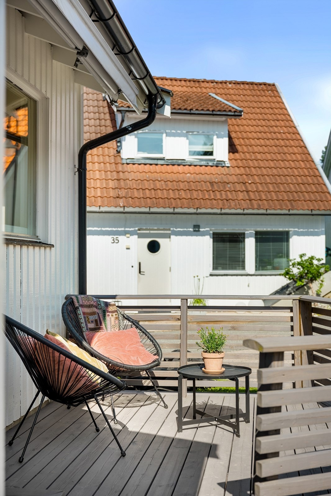 Terrassen ved inngangspartiet er et hyggelig sted for en morgenkaffe. Galleribilde