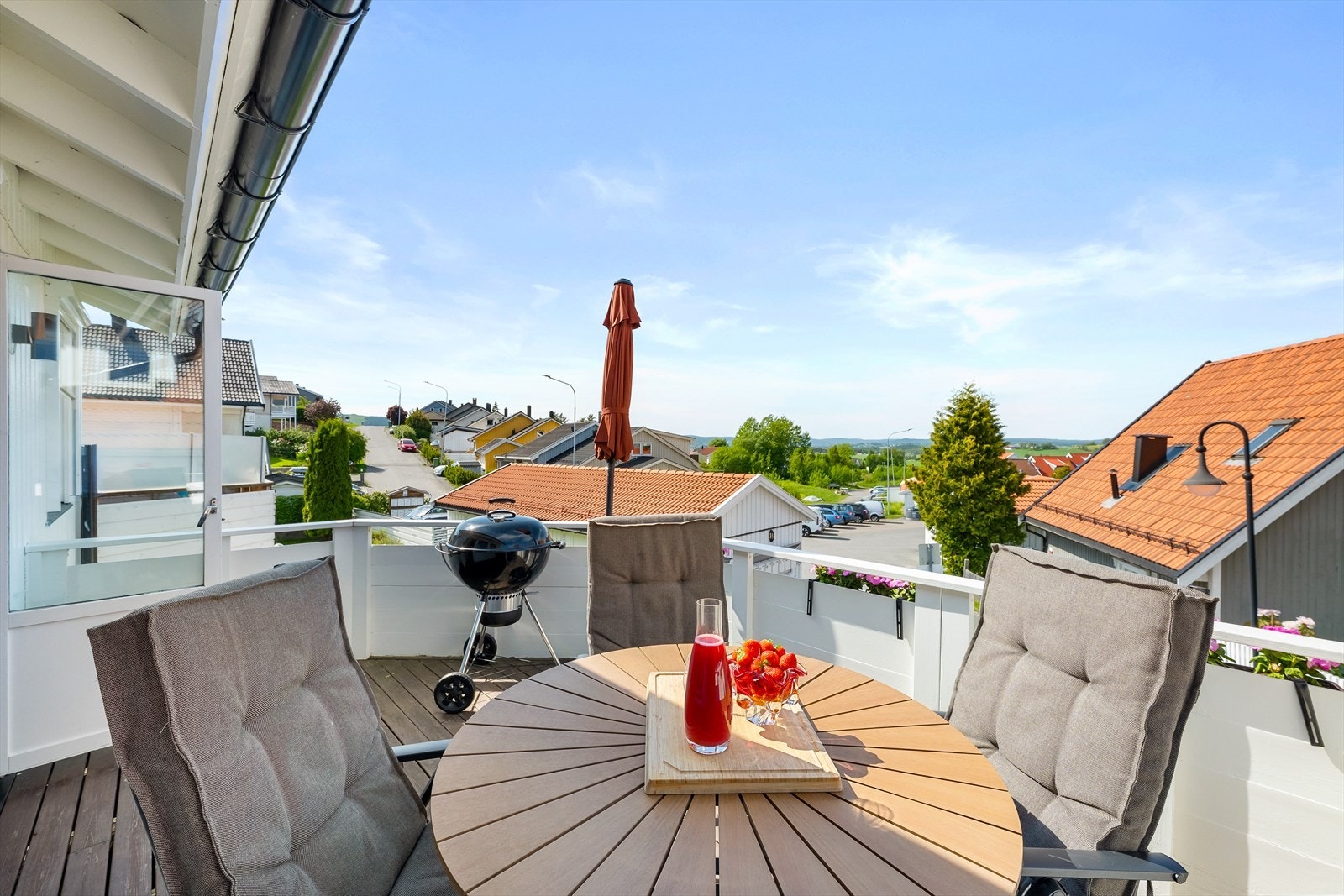 Balkongen har god plass til en sittegruppe og grill. Galleribilde