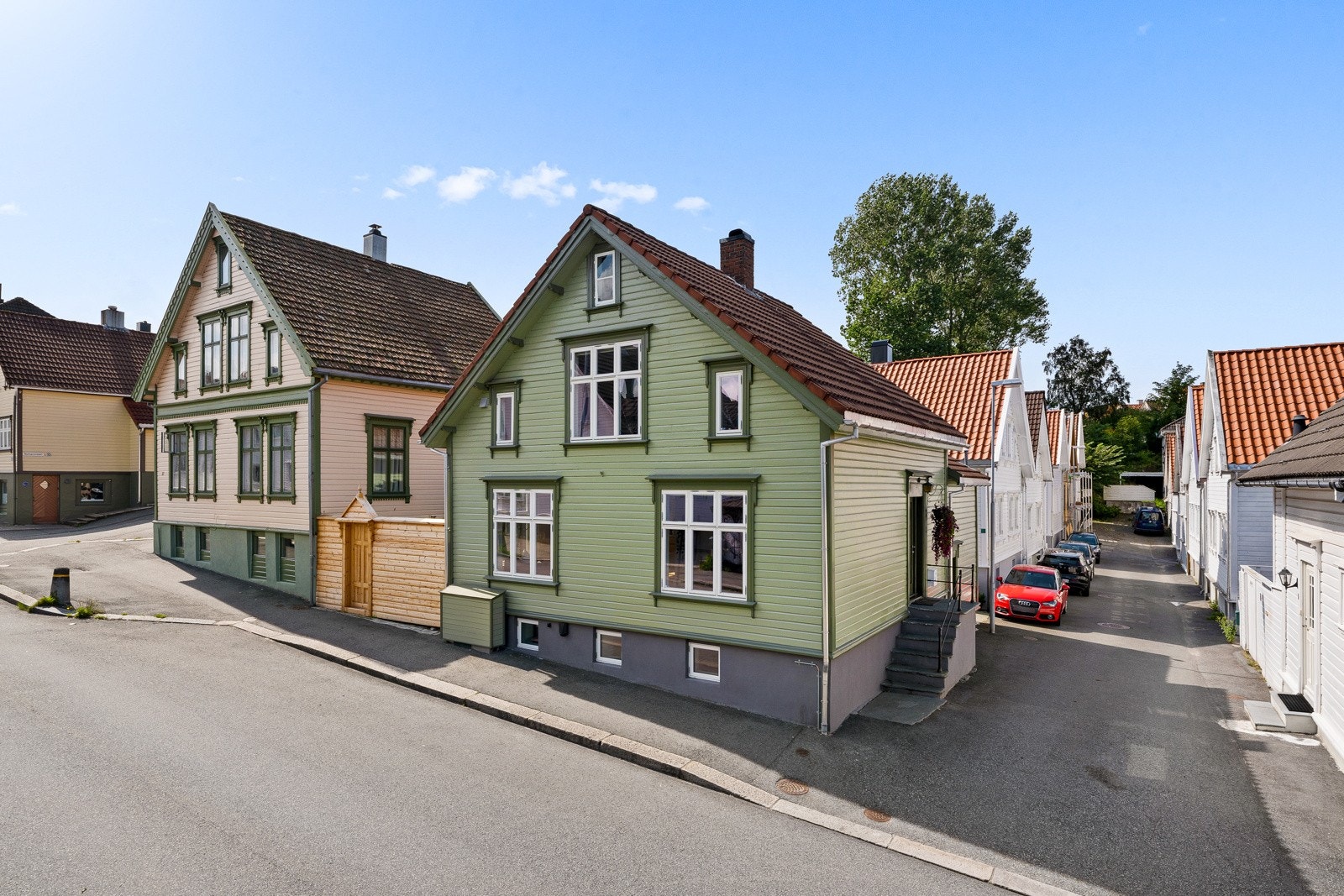 For den som setter pris på grøntområder og rekreasjon i hverdagen, ligger Kyviksmarka kun en kort spasertur fra boligen. Dette er et populært friområde med store grøntarealer, lekeplasser og aktivitetsmuligheter som brukes flittig av nærmiljøet gjennom he Galleribilde