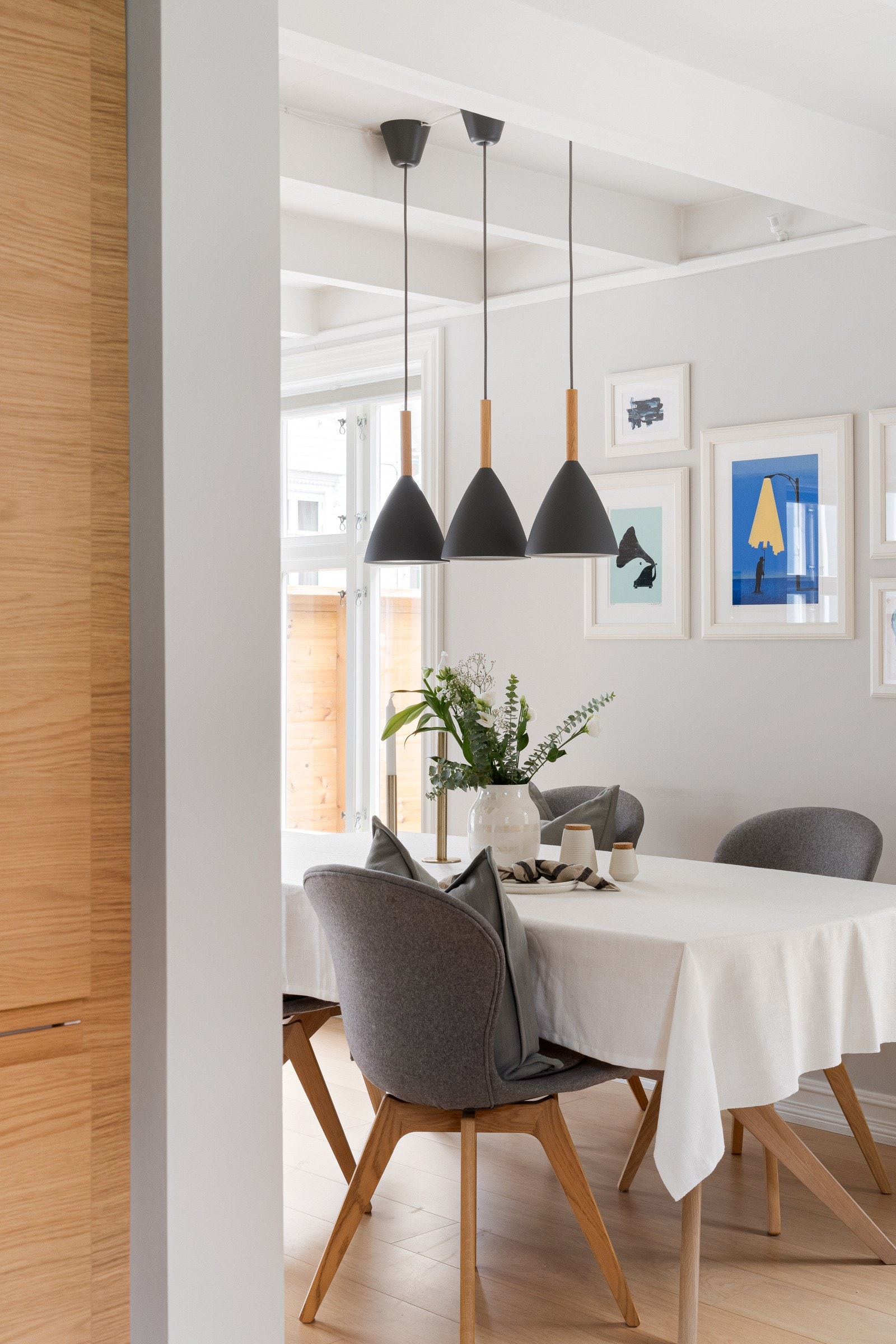 Stuen er lun, innbydende og full av karakter. Galleribilde