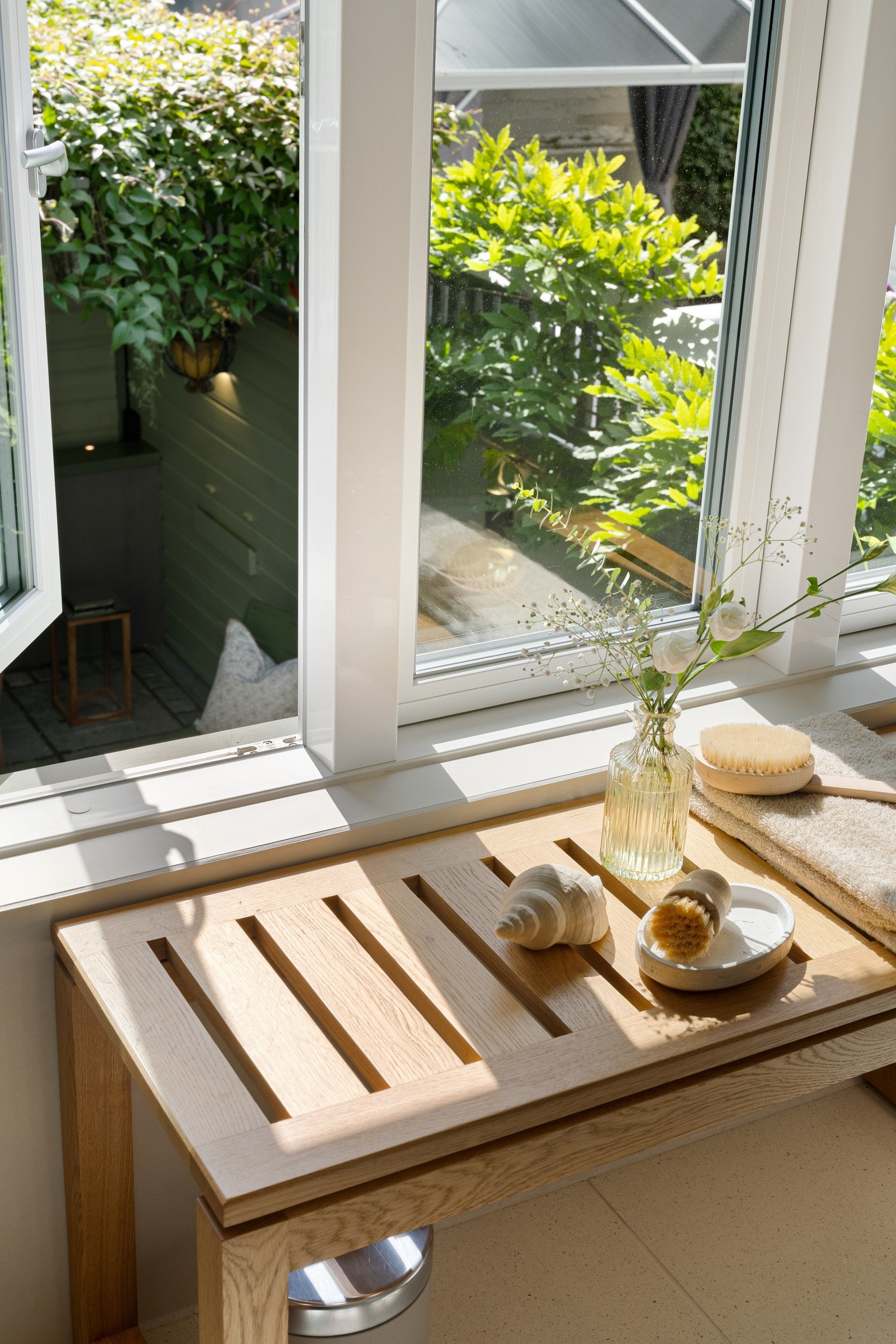 Fra kjøkkenet og spiseplassen er det flott utsyn mot den frodige hagen, og de store vinduene gjør at uterommet nærmest trekkes inn som en del av interiøret. Galleribilde