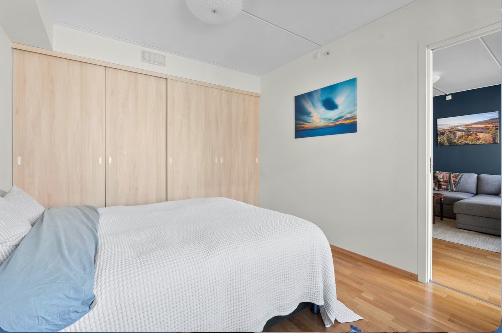 Soverom med stort skyvegarderobeskap Galleribilde
