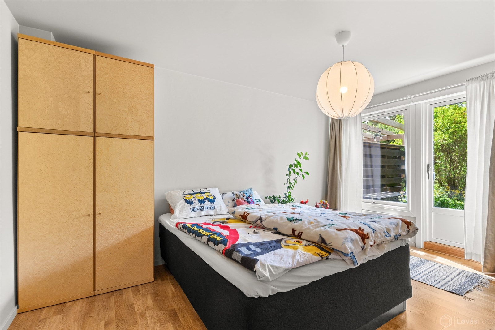 Begge soverommene fremstår lyse og innbydende, med terrassedører og store vindusflater som gir rikelig med naturlig lys. Den direkte utgangen fra soverommene gir en fin og sømløs overgang til utearealene, og tilfører en ekstra dimensjon til rommene. Galleribilde