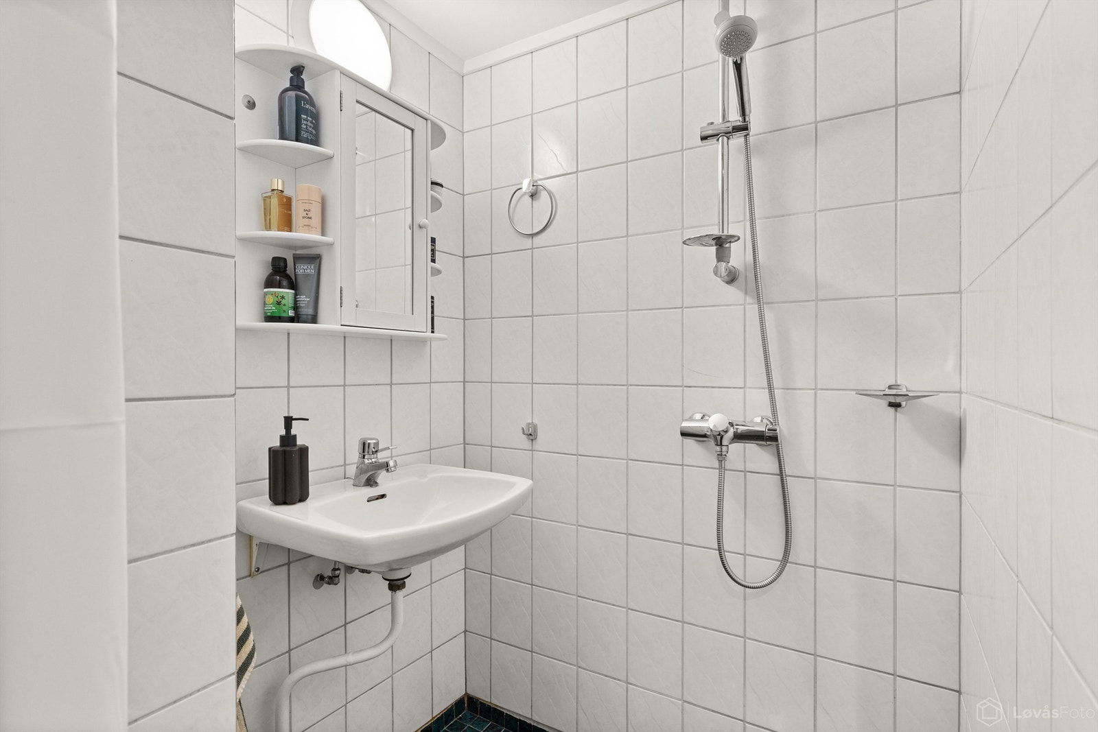 Dusjnisje og vegghent servant på baderom. Galleribilde
