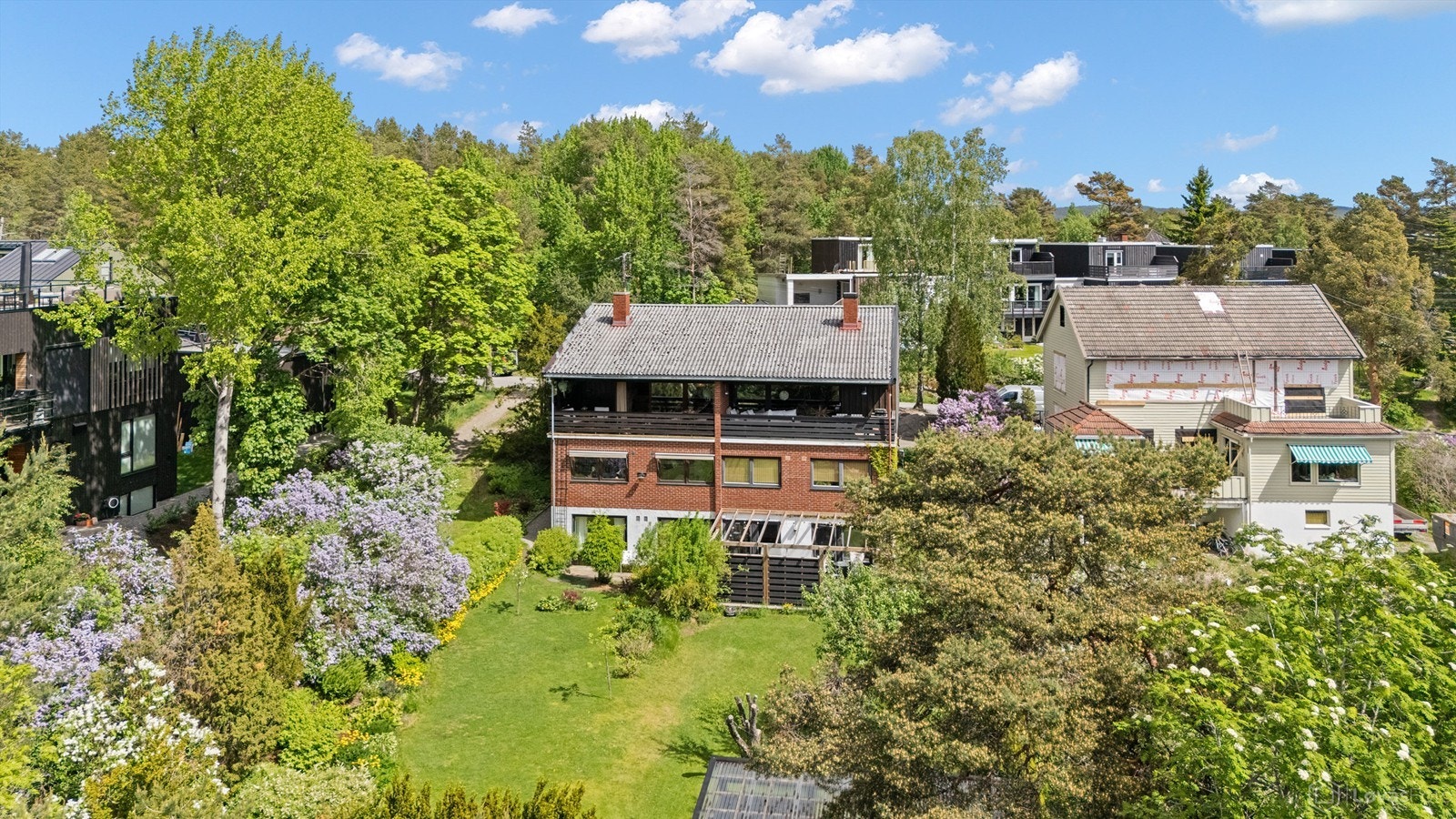 Eiendommen har en særdeles familievennlig beliggenhet med umiddelbar nærhet til de unike friområdene på Brannfjell og Ekebergsletta. Galleribilde