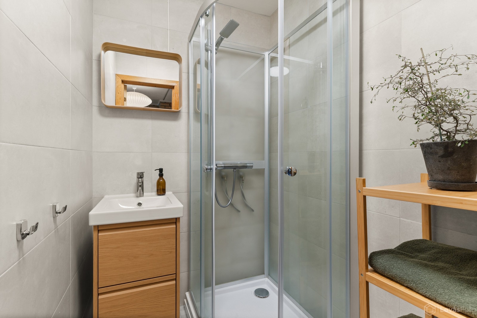 Badet i første etasje har flislagt gulv med gulvvarme og dusjkabinett. Veggene ble oppgradert med flis-på-flis i 2016 og innredning er ny i 2024. Galleribilde