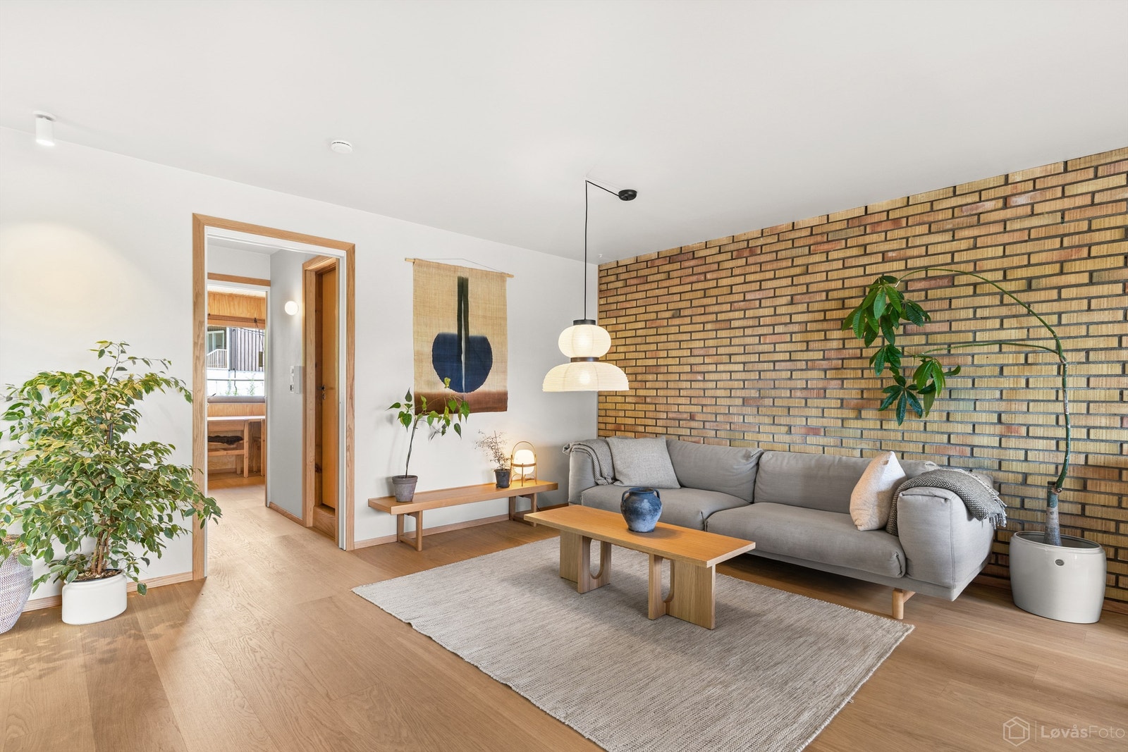 Fra stuen er det enkel adkomst til boligens øvrige rom i etasjen vi plassbesparende skyvedør. Galleribilde