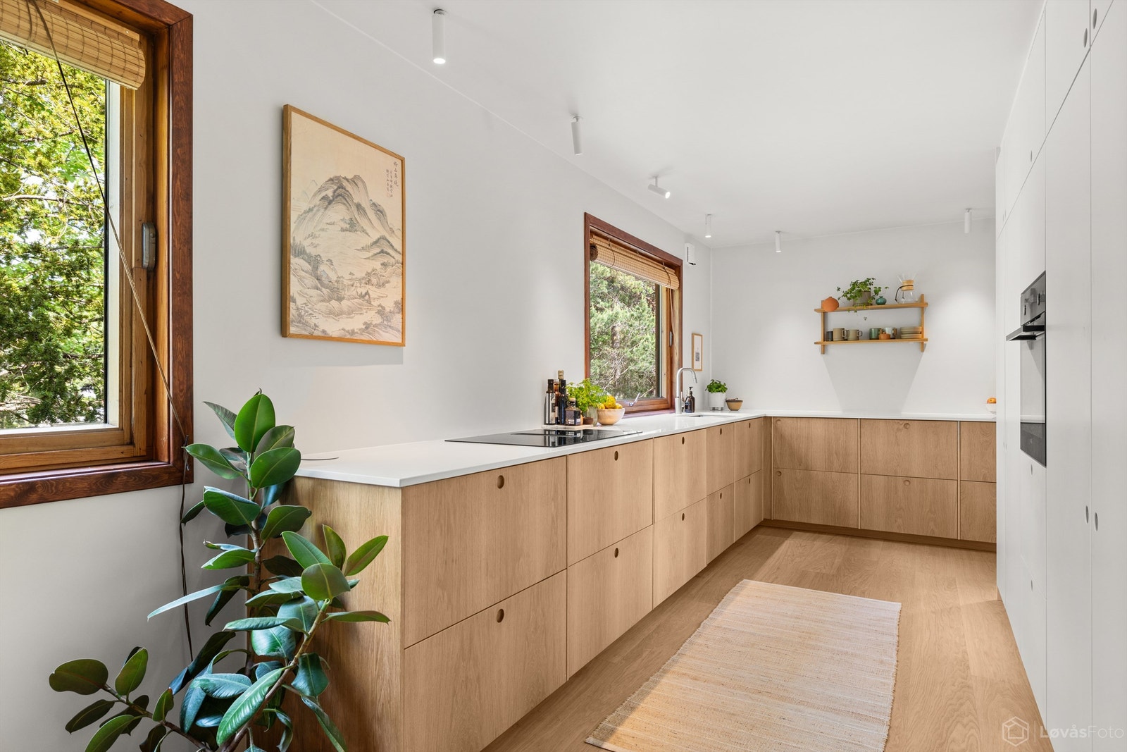 Kjøkkenet er nytt fra 2025 og ligger i åpen løsning mot stuen/spisestuen, noe som gir en sosial og funksjonell planløsning. Store vinduer sørger for godt med lys. Foto: John Løvås Galleribilde
