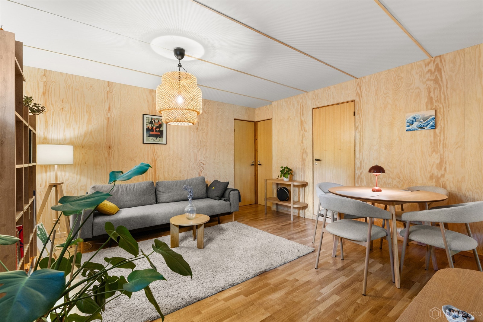 Her er det god plass til sofa og spisegruppe. I bakkant finner du boder, samt baderom. Galleribilde