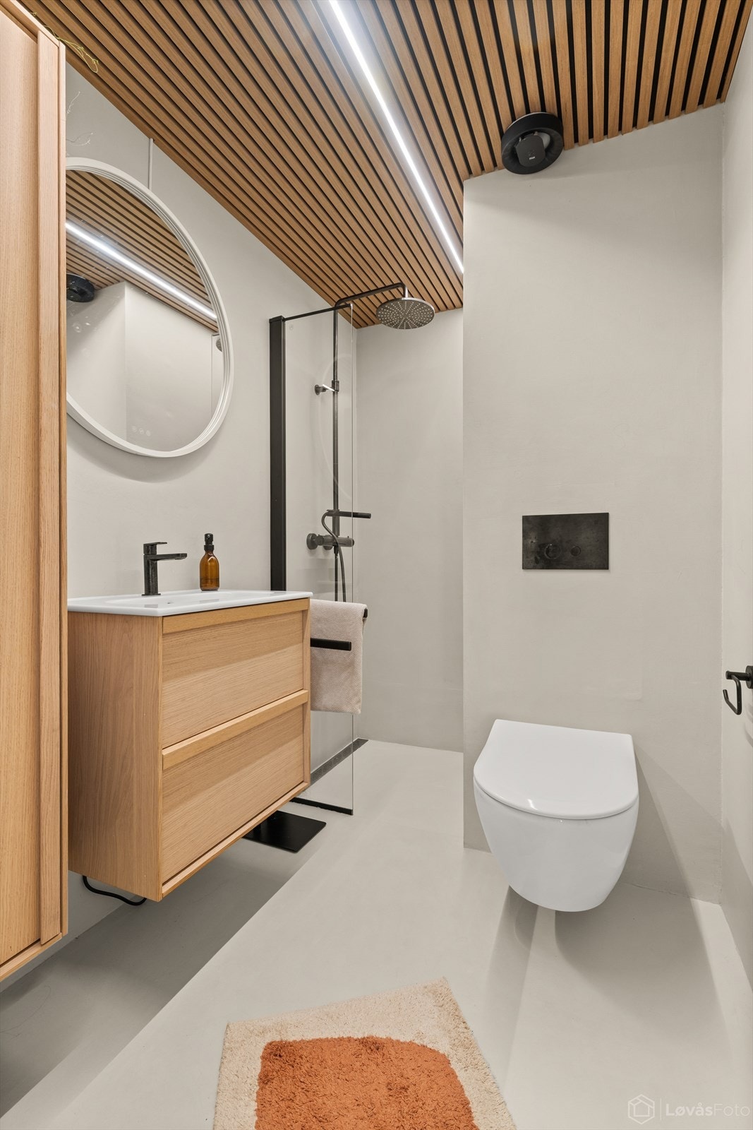 Badet i andre etasje ble pusset opp i 2025, med overflater i microsement, gulvvarme og spilehimling med LED-stripe. Galleribilde