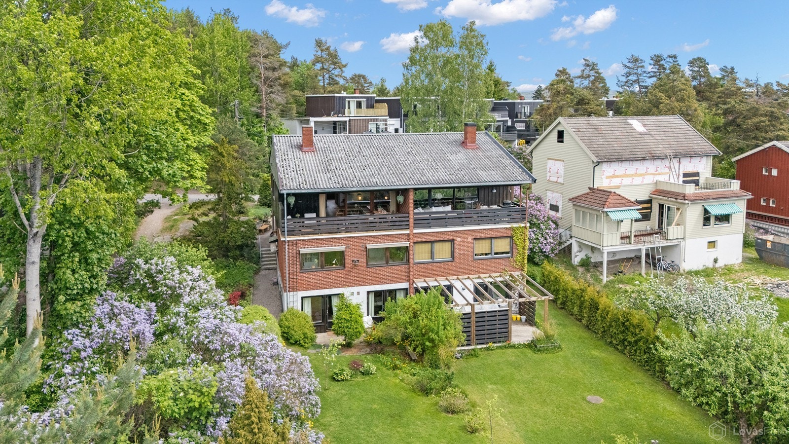 Boligen har en flott beliggenhet med nærhet til både marka og byens fasiliteter. Galleribilde