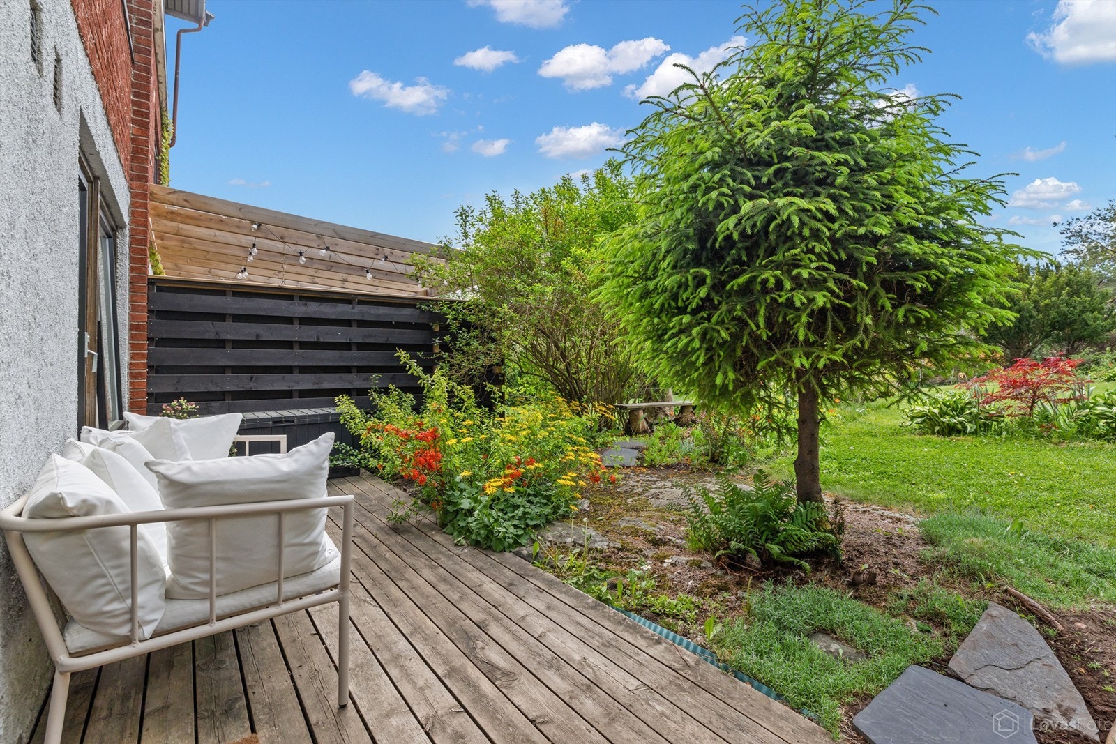 Terrasseplatting med utgang fra soverommene i underetasjen. Galleribilde
